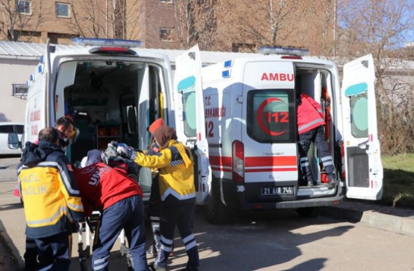 Adıyaman’dan 2 hasta ambulans helikopterlerle Diyarbakır’a getirildi